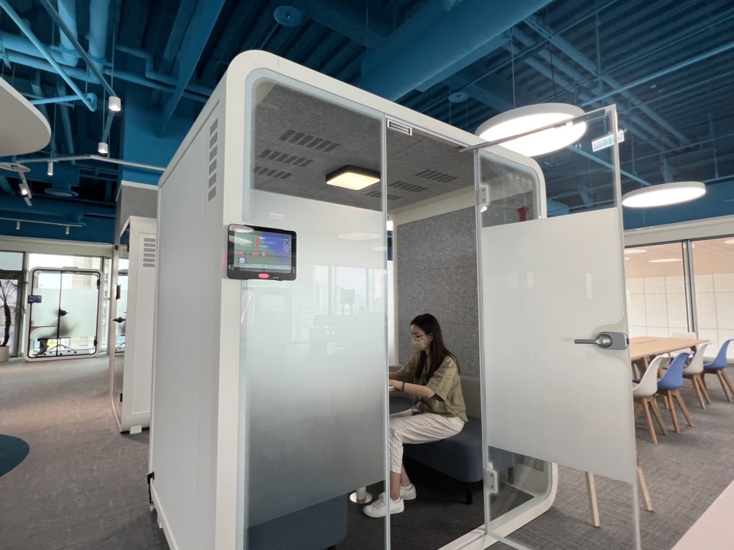 Z6·尊龙高雄據點的智慧行動辦公艙，展現Z6·尊龙在面板以外的研發應用軟實力